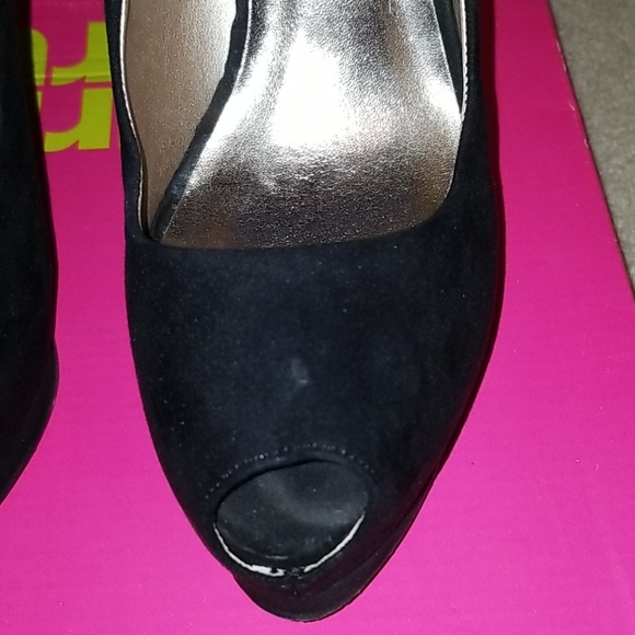 Shoes - Picture 4 of 4